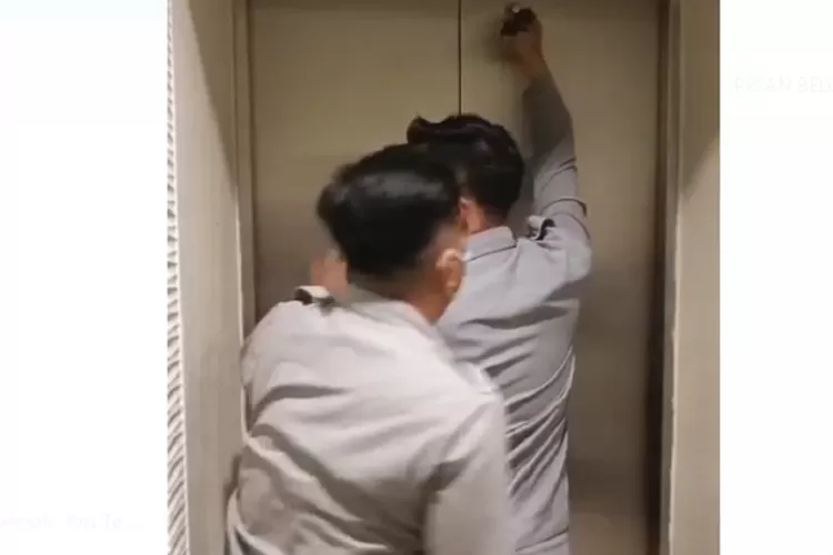 Petugas Hotel Santika Depok berusaha menyelamatkan para korban yang terjebak di dalam lift (Ist)