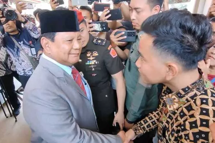 Bakal Capres Prabowo Subianto bersalaman dengan Gibran Rakabuming Raka (Endang Kusumastuti)