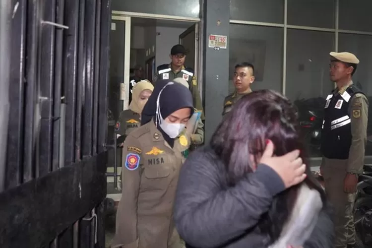Satpol PP Kabupaten Bogor menggelar razia usai menerima aduan adanya praktik prostitusi. Hasilnya, belasan PSK terjaring razia. (dok. istimewa)