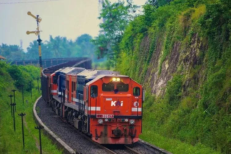 (Ilustrasi) Jalur Kereta Api Trans Sumatera.  (Instagram @keretaapikita.)