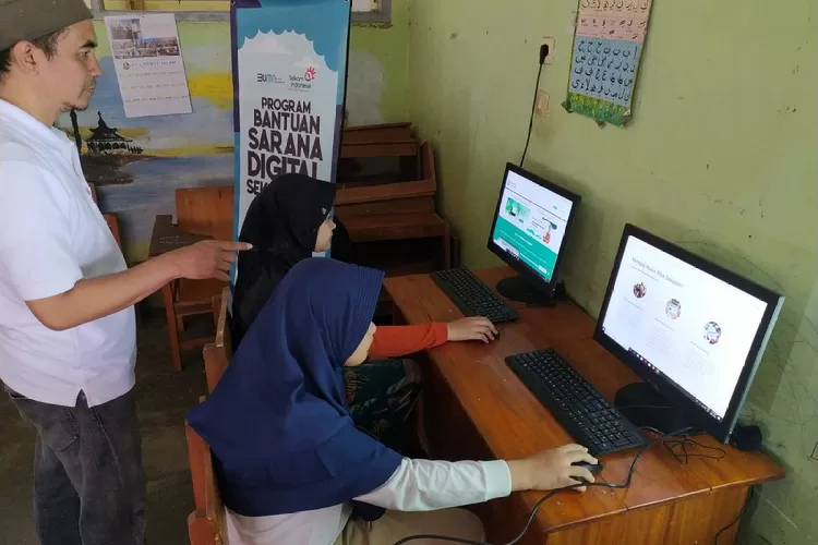Telkom wujudkan dukung TPB salah satunya lewat program TJSL Bantuan Sarana Digital Sekolah di DTA Nurul Islam Sumedang   