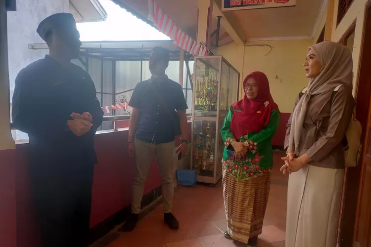 Wakil Ketua DPRD Kota Depok fraksi Partai Gerindra, Yetti Wulandari saat meninjau SDN Anyelir 1. ISTIMEWA