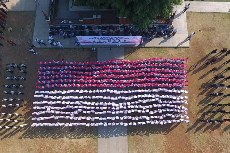 Pelajar SMAN 1 Batang terlihat membentuk formasi merah putih.  (Foto: dok.)