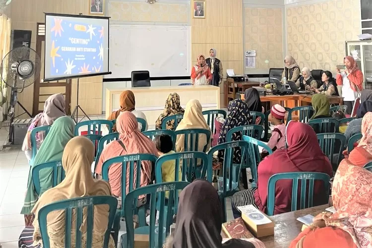 Mahasiswa KKN Undip saat sosialisasi pencegahan stunting bagi ibu, kader PKK, dan Posyandu di Desa Bener, Kecamatan Wonosari, Kabupaten Klaten. () (SM/dok)