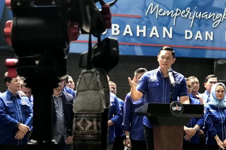 Ketua Umum DPP Partai Demokrat Agus Harimurti Yudhoyono (AHY) memberi keterangan pers terkait putusan Mahkamah Agung yang menolak permohonan peninjauan kembali (PK) dari Kubu Moeldoko saat jumpa pers di Kantor DPP Partai Demokrat, Jakarta, Jumat (11/8/2023) (ANTARA/Genta Tenri Mawangi. )
