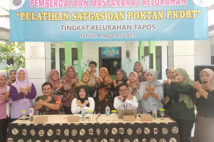 LATIH : Kelurahan Tapos memberikan pelatihan kepada Satuan Tugas (Satgas) dan Kelompok Kegiatan (Poktan) PKDRT di aula kelurahan. (ANDIKA EKA/RADAR DEPOK)