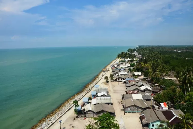 Destinasi wisata alam nan cantik dan indah di Pantai Teluk Rhu, Riau. (ksmtour.com)