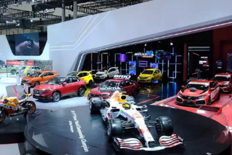 Datang beragam mobil terkini yang siap melaju di pameran otomotif itu (dok indonesiaautoshow.com)