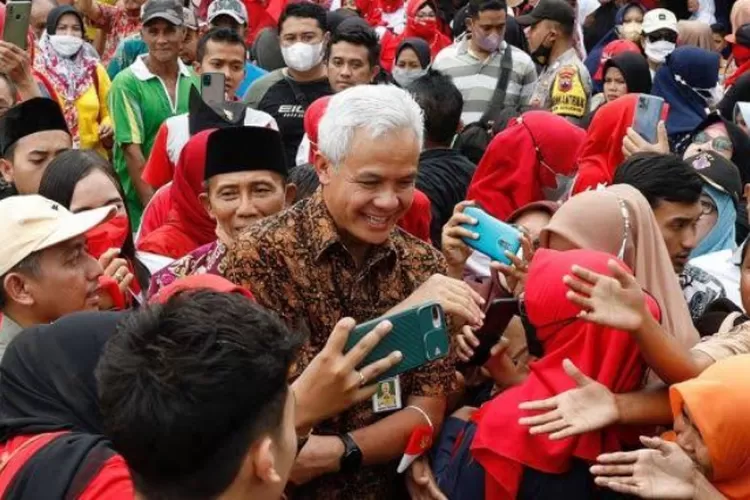 Gubernur Jateng Ganjar Pranowo dikerumuni pelajar dan warga ingin bertemu muka dan berjabat tangan. (istimewa )