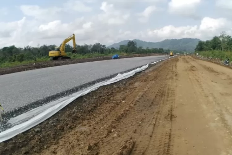 Proses konstruksi gerbang exit tol Padang-Sicincin di Tarok, Kapalo Hilalang, Sumatera Barat. (Tangkapan Layar YouTube Minang Yes.)