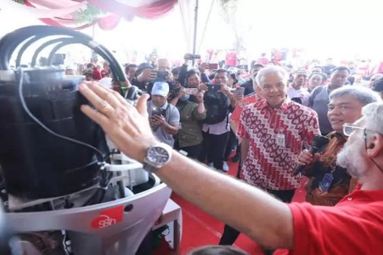 Gubernur Jateng Ganjar Pranowo meluncurkan perahu listrik untuk nelayan dalam program ramah lingkungan di sektor kelautan dan perikanan di pantai Teluk Penyu Cilacap  (istimewa )