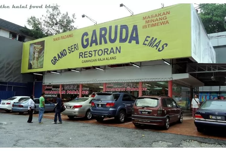 Restoran Grand Garuda Baru, Salah Satu Restoran di Kuala Lumpur yang menyajikan nasi Padang, makanan khas Sumatera Barat. (thehalalfoodblog.com)