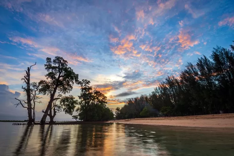 Pantai Lhok Mee jadi salah satu rekomendasi destinasi wisata di Sumatera. (Dok Traveloka.)