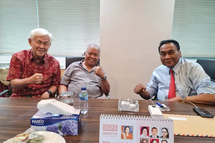 Ketua DPD PDIP NTB H Rahmat Hidayat (tengah) bersama Ketua Fraksi PDIP DPR RI.  (Suara Karya/Rahmat Hidayat)