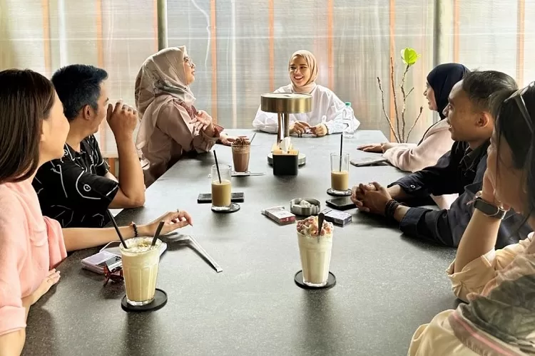 Rannya A Kristiono (tengah), Politisi Milenial Perjuangkan Kebutuhan Generasi Z Pulau Seribu Masjid (Suara Karya/Poto pribadi)