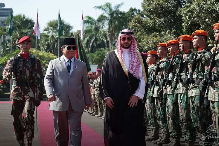 Jelajahi paparan produk pertahanan terkemuka PT Pindad kepada Menteri Pertahanan Arab Saudi dalam kunjungan bersejarah (pindad.com)