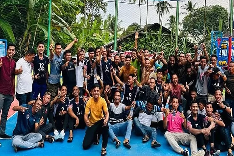 Tim Volly Ball Bombay Gampong Sawang Ba'U selaku tuan rumah foto bersama memantapkan persiapan Turnamen Pemuda Bomby Cup-I   (Realitasonline.id/zulmas)