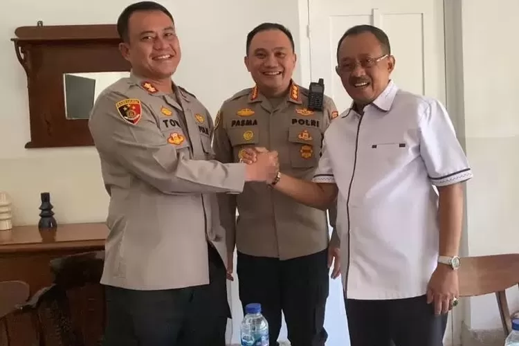 Kabag Ops Polrestabes Surabaya AKBP Toni Kasmirin dan Wakil Wali Kota Surabaya Armudji berjabat tangan.  (Pemkot Surabaya)