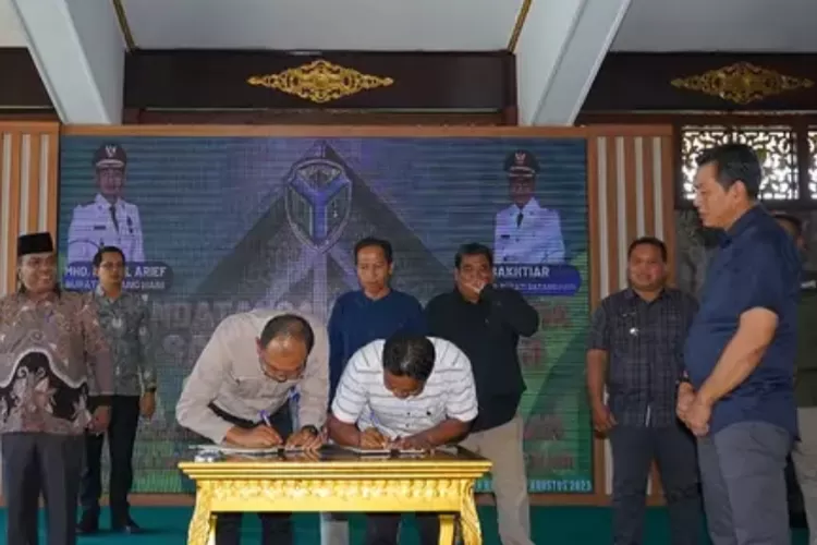 Bupati MFA menyaksikan Penandatanganan Kerjasama Koperasi TAT dan PT SJL (Dok. Annuza)