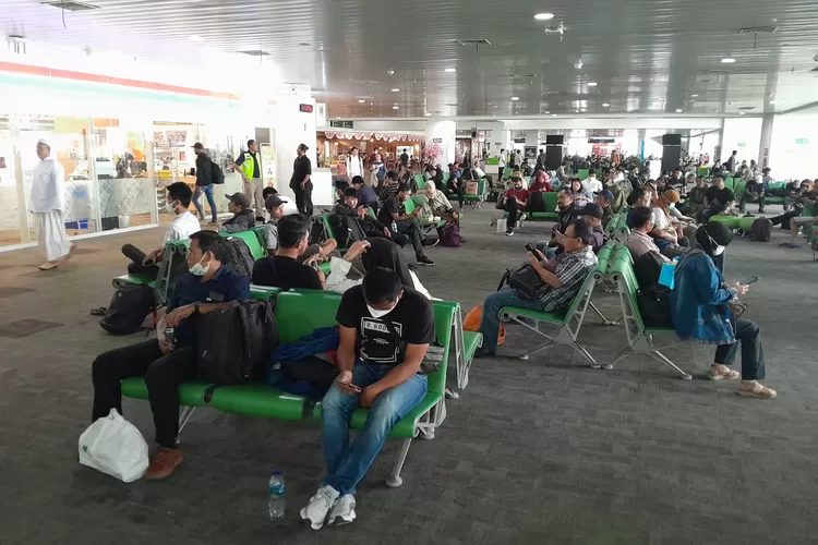 Suasana ruang tunggu penumpang di Bandara Ahmad Yani Semarang. Terdapat kenaikan penumpang sampai bulan Juli.  ((Ayosemarang.com/ Audrian Firhannusa))