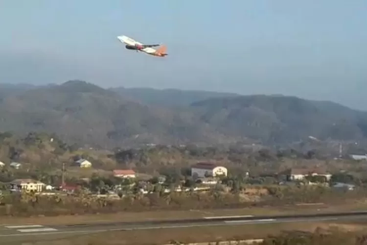 Penerbangan dari Bandara Komodo Labuan Bajo. Penerbangan internasional di Bandara Komodo Labuan Bajo mulai dilakukan setelah hal berikut ini. (Foto: KLIKLABUANBAJO.ID)