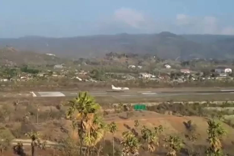Sebuah pesawat mendarat di Bandara Komodo, dipotret dari Puncak Bukit Cinta Labuan Bajo.Sebanyak 2.499 pesawat datang di Labuan Bajo.  (KLIKLABUANBAJO.ID)