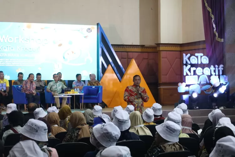Plt Wali Kota Bekasi Tri Adhianto memaparkan potensi UMKM di Kota Bekasi didepan Menparekraf RI Sandiaga Uno. (Pemkot Bekasi)