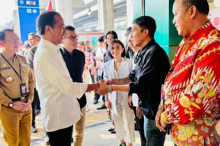 Plt Wali Kota Bekasi Tri Adhianto serta para selebriti menemani Presiden Jokowi menjajal LRT Jabodebek. (Pemkot Bekasi)