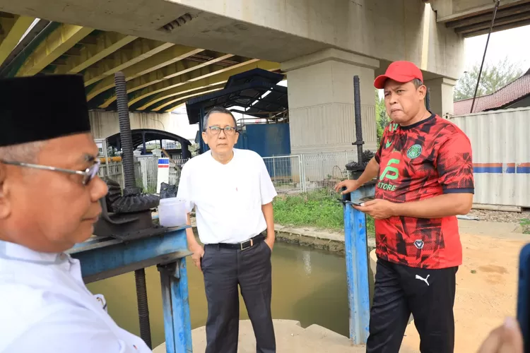 Plt Wali Kota Bekasi Tri Adhianto meninjau aliran sungai dekat gerbang Tol Margayaja. (Pemkot Bekasi)