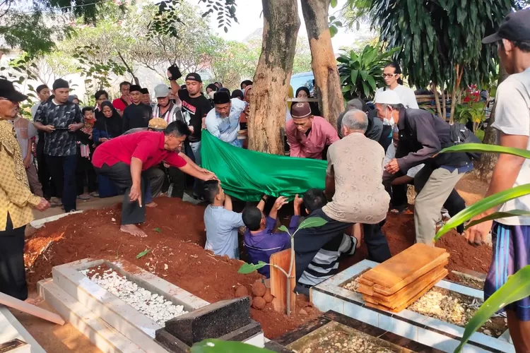 DIMAKAMKAN : Korban pembunuhan Sri Widiastuti yang dihabisi anaknya sendiri Rifki Azis (RA), dimakamkan di TPU Sukmabudin Kelurahan Sukamaju Baru, Depok Jumat (11/8). (ANDIKA EKA/RADAR DEPOK)