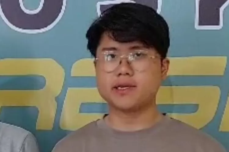 Pegawai pabrik kelapa sawit di Riau, RH (22), yang mengalungkan bendera merah putih ke anjing. (dok. Istimewa)