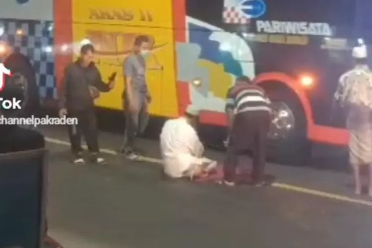 Seorang pria tiba-tiba salat di tengah jalan Gresik, Jawa Timur. (Tangkapan Layar TikTok @channelpakraden)
