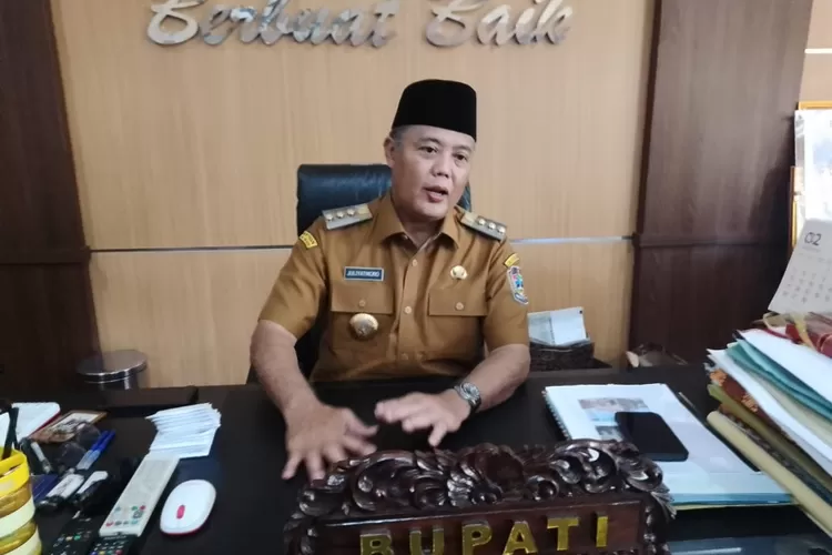 Bupati Karanganyar Juliyatmono.