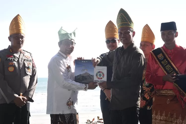 Menteri Desa Pembangunan Daerah Tertinggal dan Transmigrasi (Mendes PDTT), Abdul Halim Iskandar melaunching Lomba Desa Wisata Nusantara tahun 2023 (Kominfo Kota Pariaman)
