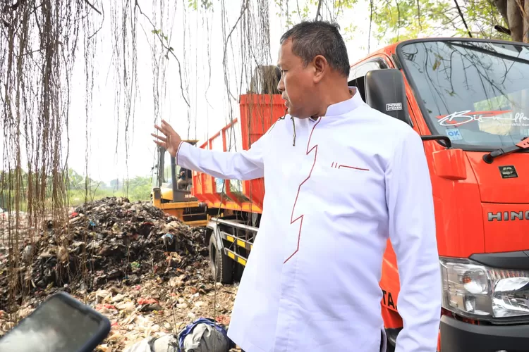 Plt Wali Kota Bekasi Tri Adhianto memerintahkan DLH membersihkan sampah liar di Bekasi Utara. (Pemkot Bekasi)
