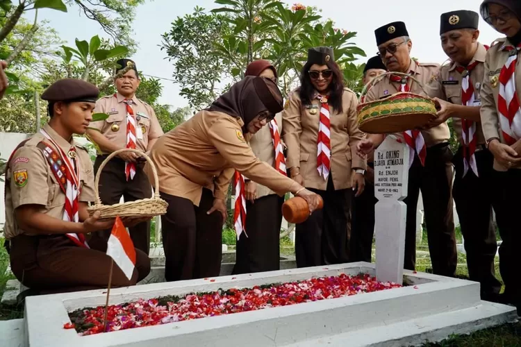 Sekda Kota Bogor Syarifah Sofiah menggelar tabur bunga di Makam Pahlawan Dreded, Kota Bogor. (Pemkot Bogor)
