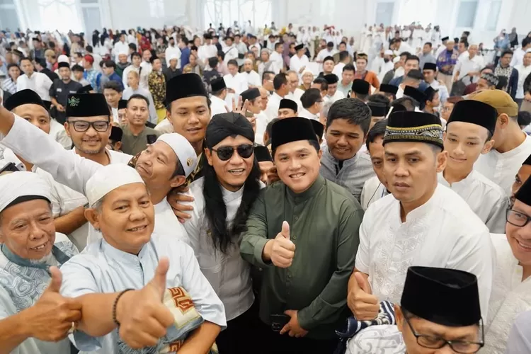 Erick Thohir dan Gus Miftah berfoto bersama jamaah