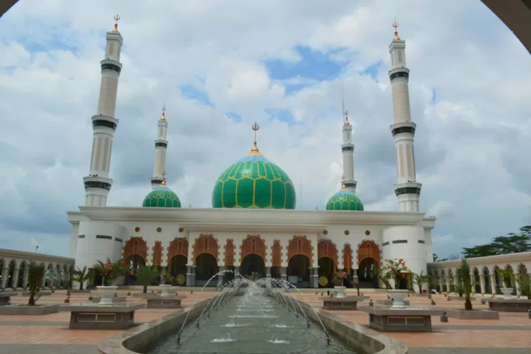 Wisata religi ke Masjid Agung Islamic Center di Riau (promoliburan.com)