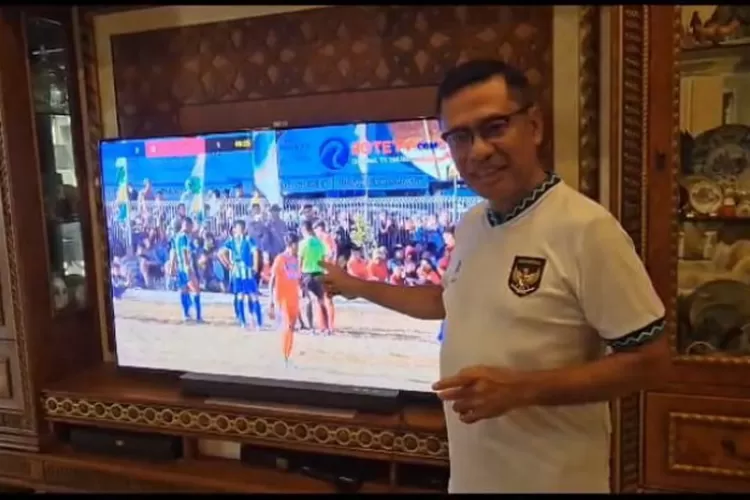Mantan Menperin Saleh Husin menyaksikan pertandingan sepak bola Eltari Memorial Cup ke 32 antara kesebelasan Perseron Kabupaten Rote Ndao lawan Kesebelasan Persena Kabupaten Nagekeo melalui live youtube. Foto: Istimewa