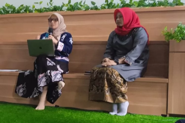 Staf Ahli Menteri Pemberdayaan Perempuan dan Perlindungan Anak bidang Penanggulangan Kemiskinan, Titi Eko Rahayu (kiri) dan Ketua Sekolah Perempuan DKI Jakarta Ning Setyani (kanan). 