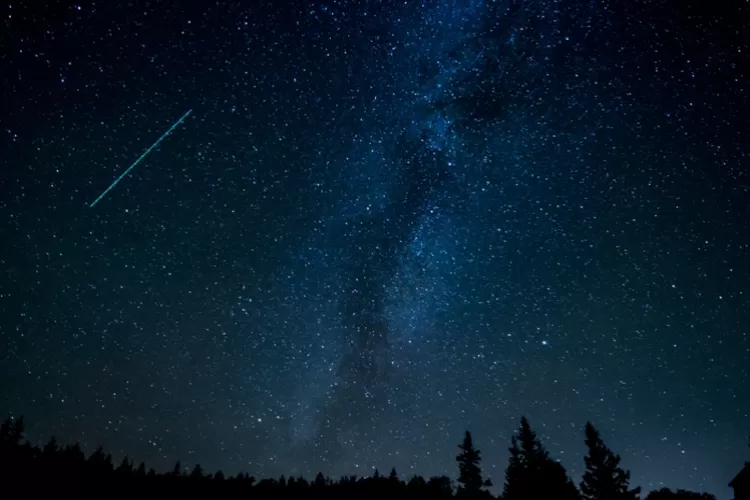 MULAI MALAM INI HINGGA 13 AGUSTUS 2023, HUJAN METEOR PERSEID AKAN HIASI ...