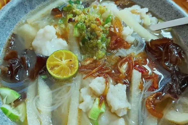 Model ikan menjadi makanan khas Palembang yang nikmat disantap menemani akhir pekan (sweetrip.id)