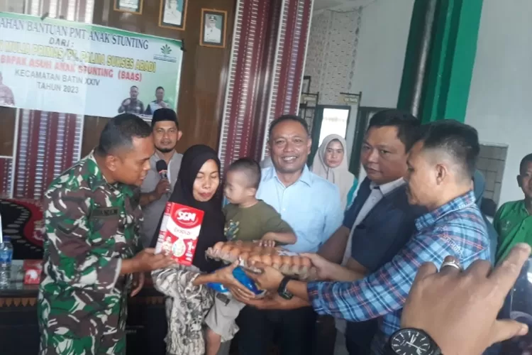 Camat Batin XXIV Dampingi BAAS Memberikan Makanan Tambahan untuk Anak Stunting&nbsp; (Dok. Annuza)