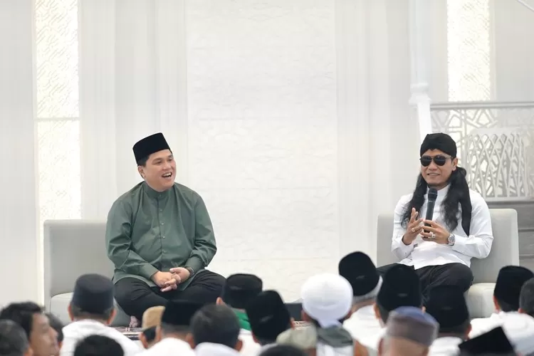 Menteri Badan Usaha Milik Negara atau BUMN Erick Thohir bersama Mubaligh Miftah Maulana Habiburrahman atau akrab disapa Gus Miftah hadir di Masjid At Thohir Cimanggis, Depok, Jawa Barat, Jumat (11/08/2023) (Foto: dok/Istimewa)