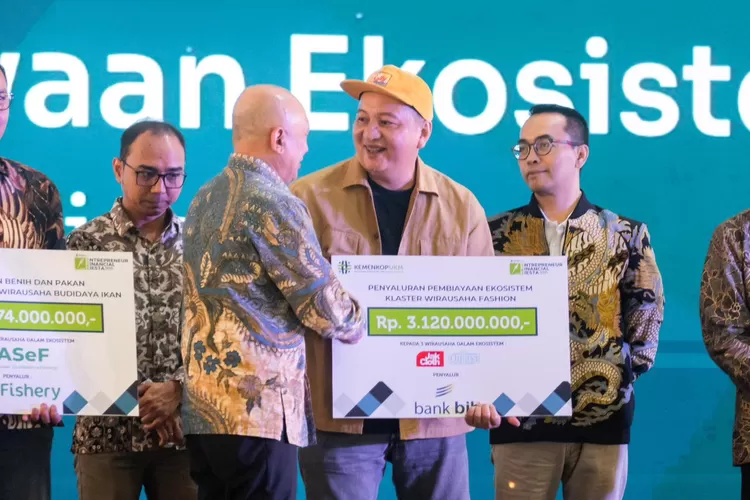 Penyerahan KUR (KreditUsaha Rakyat) melalui bank bjb oleh Menteri Koperasi dan Usaha Kecil dan Menengah Teten Masduki.