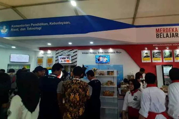 Stan dari Kemendikbudristek di peringatan Hari UMKM Nasional di Kota Solo (Endang Kusumastuti)