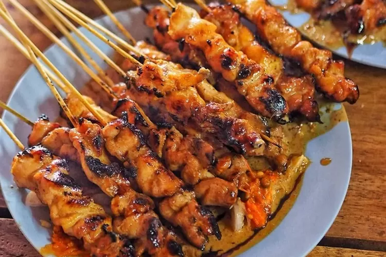 Ilustrasi. rekomendasi tempat makan sate ayam terenak di Semarang. (eattemptationsby)