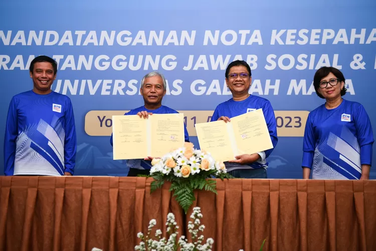 Penandatanganan MoU Kerja Sama antara Bank BTN dan UGM di Balairung UGM Yogyakarta, Jumat (11/8), disaksikan Direktur Utama Bank BTN Nixon LP Napitupulu (kiri) dan  Rektor UGM Prof Dr Ova Emilia (kanan). (Istimewa)