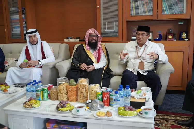 Atase Kedubes Kerajaan Arab Saudi ke Politeknik Negeri Padang (PNP) disambut Direktur PNP Surfa Yondri. (Istimewa )
