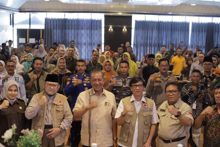 Bupati Pesisir Selatan Rusma Yul Anwar menghadiri Sosialisasi rencana kontingensi bencana gempa bumi dan Tsunami Pesisir Selatan di Saga Hotel sago. Kamis (10/08) (Kominfo Pesisir Selatan)